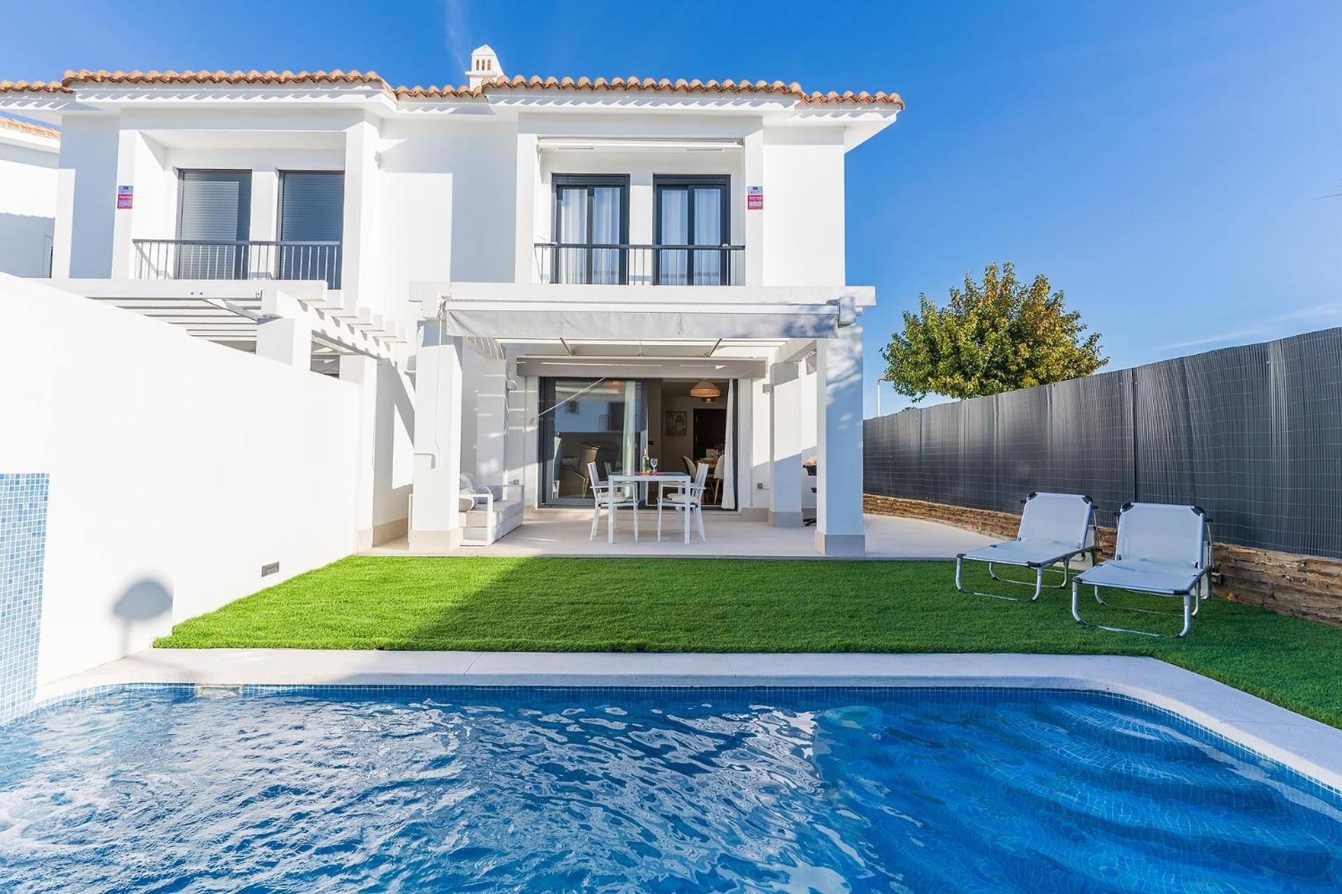 Pareado Con Piscina En Vakantiehuis